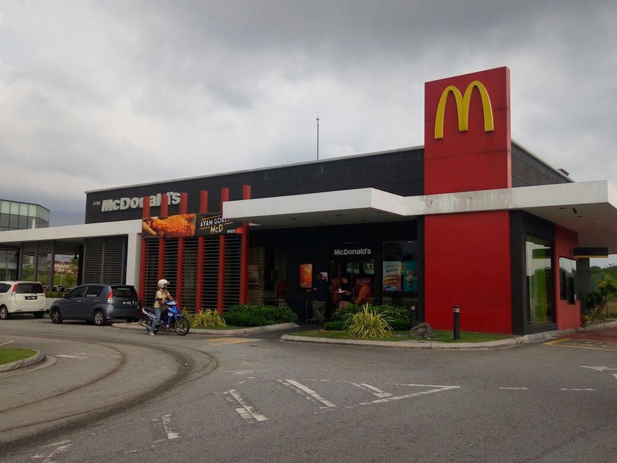 Hotel Zamburger Kota Warisan Sepang Exterior photo